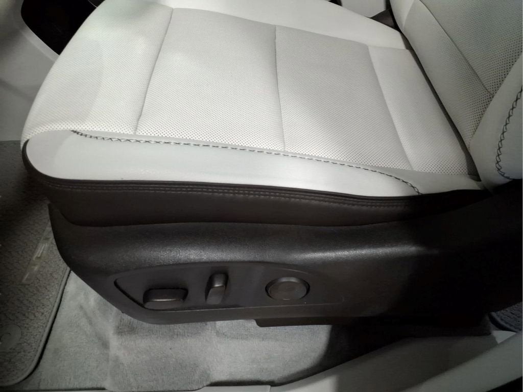 2024 GMC Acadia Denali - Photo 19