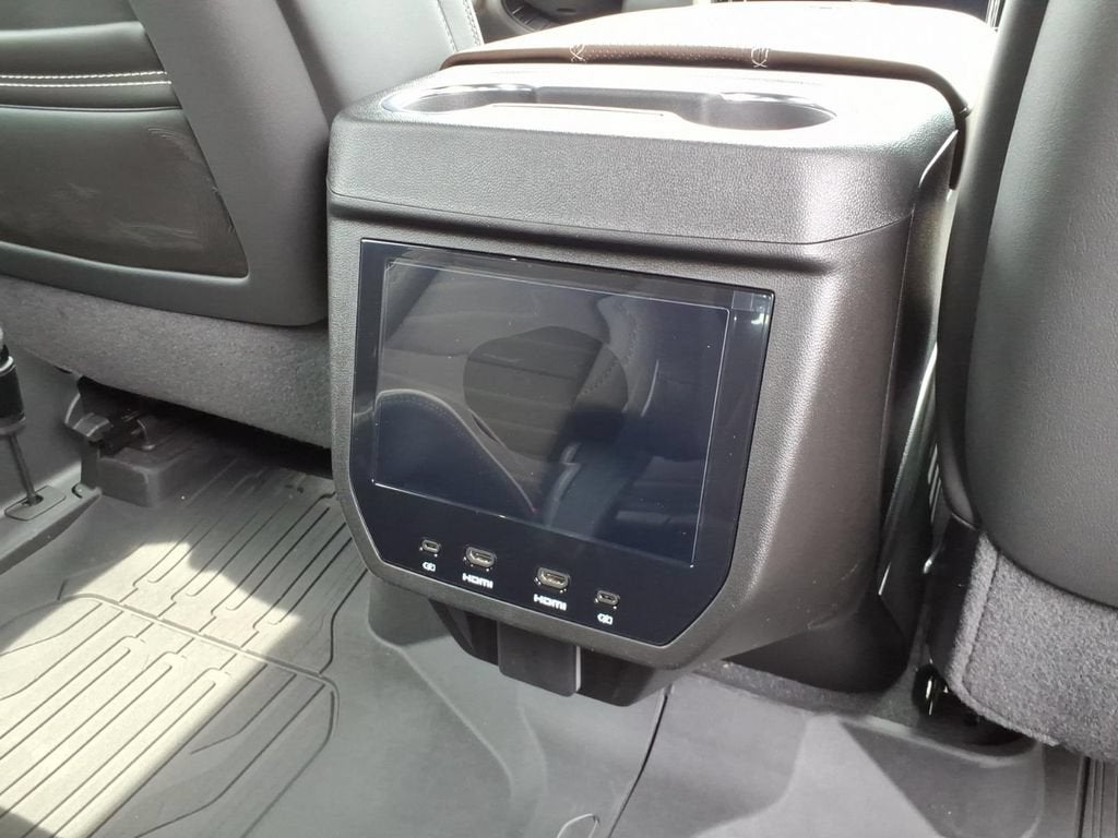 2026 GMC Yukon XL Denali Ultimate - Photo 17