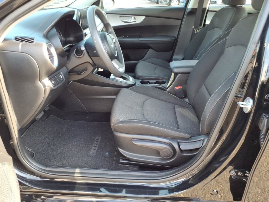 2023 Kia Forte LXS - Photo 13
