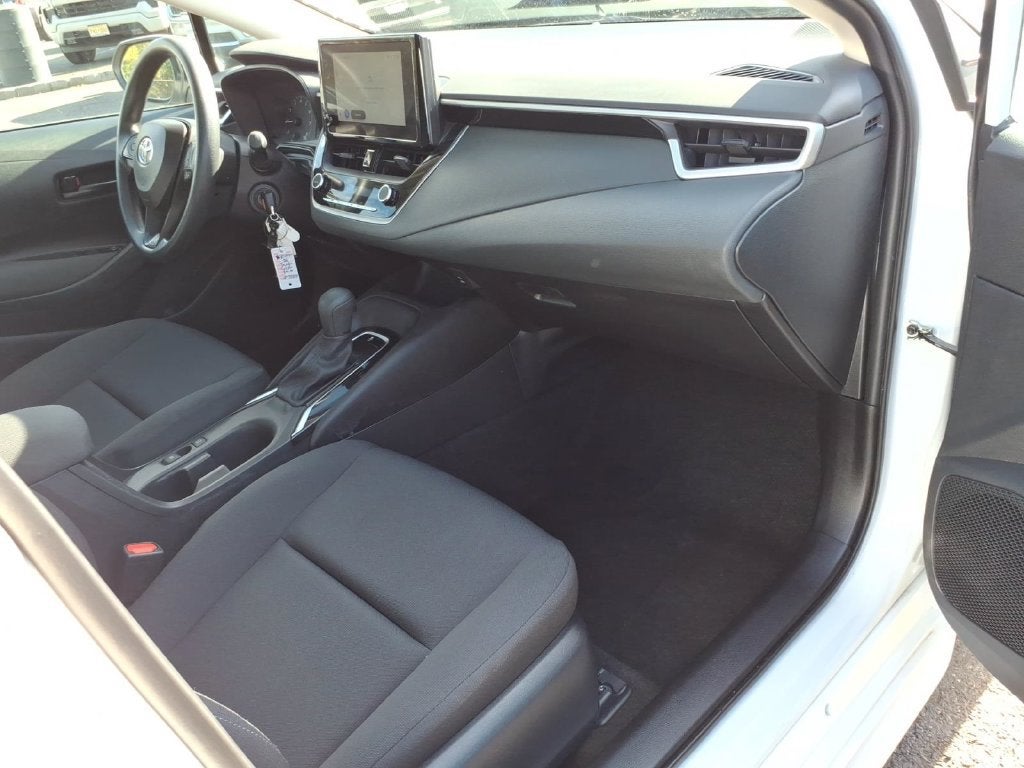 2025 Toyota Corolla LE - Photo 9